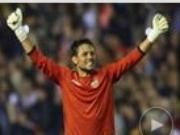 Động tác cản cú đá 11m theo phong cách panenka rất "dị" của thủ môn