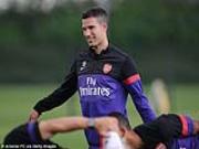 Arsene Wenger muốn "tống cổ" Van Persie càng sớm càng tốt