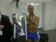 Ashley Cole lập Twitter nhằm ... chọc giận fan Arsenal