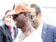 Balotelli chui vào... nhà vệ sinh trốn người hâm mộ!