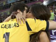 Casillas tái hiện nụ hôn lịch sử trong ngày vô địch Euro 2012