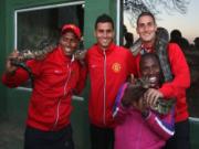 Dàn "Quỷ đỏ" hí hửng chụp ảnh cùng trăn khổng lồ