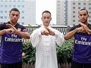 Đến Trung Quốc, sao trẻ Arsenal tranh thủ học kungfu