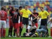 SỐC: Tuyển thủ Brazil đấm trọng tài đến ngất trên sân