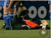 Pha va chạm rùng mình của thủ môn Israel