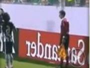 Vị trọng tài biên tội nghiệp bị đem ra làm trò hề