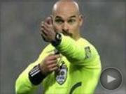 Trọng tài 'kiến tạo' đẳng cấp cho cầu thủ