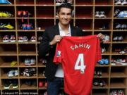 Tân binh Nuri Sahin mang áo số 4 ở Liverpool