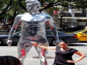 Tượng Becks toàn bị chị em sờ .... "chỗ hiểm"