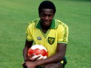 Cầu thủ đồng tính: Nên kín hay lộ?