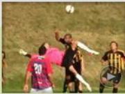 Thủ môn ghi tuyệt phẩm móc bóng phút bù giờ