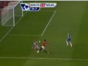 Chicharito phá hỏng màn "diễn kịch" quá hay của đồng đội Welbeck