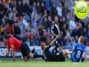 Bị đốn ngã "trái phép", trọng tài rút ngay thẻ đỏ phạt thủ phạm