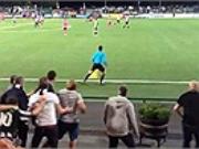Độc chiêu trêu trọng tài biên của một nhóm CĐV vui tính