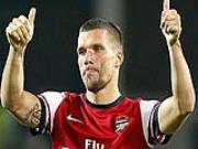 Podolski ghi bàn thắng đầy may mắn