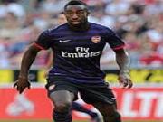 HLV Arsene Wenger lên tiếng "vỗ về" người thừa Djourou