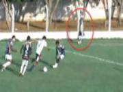 Nhân viên y tế chạy vào sân phá bóng