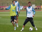 Hậu vệ Ramos đưa "kình địch" Iniesta lên mây