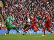 Hậu vệ Liverpool tố sao Man Utd "ăn vạ" đòi phạt đền