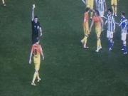 Iniesta cũng đáng nhận thẻ đỏ?