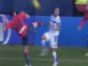 Tái hiện cú kung-fu của De Jong ở La Liga