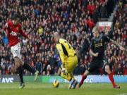 Robin Van Persie và hai cú giật gót siêu đẹp ... suýt thành bàn