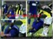 Muôn vẻ tiểu xảo bóng đá: Tiện tay..."móc lốp" đối phương!