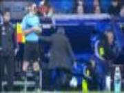 Ức thay Ronaldo, Mourinho suýt phang bóng vào mặt .... trọng tài