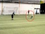 Pha đá phạt đền siêu dị: Quá liều lĩnh cho loạt đấu súng cân não