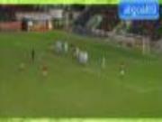 Siêu phẩm sút phạt cầu vồng