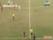 Chuyện lạ có thật: Hoãn trận đấu 3 phút để thủ môn .... đi toilet!!!