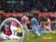 Cận cảnh cú tắc bóng triệt hạ đối thủ của hậu vệ Stoke với Javi Garcia