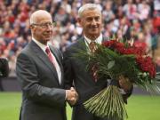 Nghĩa cử đẹp của huyền thoại M.U trong trận đấu với Liverpool