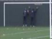 Vui đùa trong buổi tập, Ryan Bertrand "dính đòn"