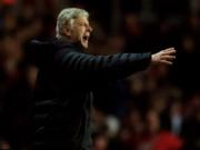 HLV Arsene Wenger buồn ra mặt vì phải tái đấu với Swansea