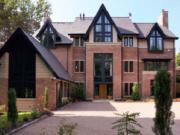 Năm mới, cựu sao MU bán nhà cho sao Man City?