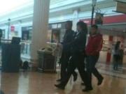 Jose Mourinho bị kiện vì .... đá đít một người hâm mộ