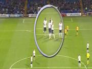 Cựu sao trẻ Man United "tẩn" Zaha ngay trên sân bóng