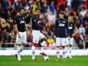 Man United: Van Persie "vô hình", Vidic "vô trách nhiệm"