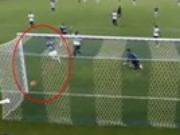 Pha bỏ lỡ khó tin trước khung thành bỏ trống