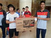 Chân sút U19 nhà nghèo được đồng đội tặng TV