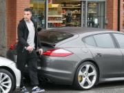 Van Persie lái siêu xe hơn 3 tỷ đi cắt tóc