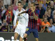 Dani Alves khéo léo "xâu kim" Ronaldo