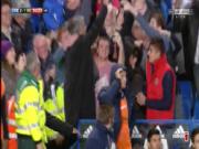 Mourinho nhảy lên khán đài mừng bàn thắng