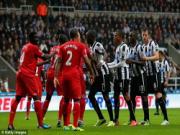 Chơi hơn người, Liverpool vẫn chẳng thể bắn hạ Chích choè