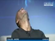 Ashley Cole bị đồng đội chơi xỏ qua điện thoại