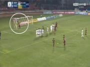 Dùng “trò bẩn” khi đá phạt nhưng vẫn không thành