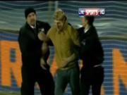 Fan quá khích vào sân chạy lắt léo như Messi