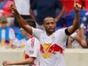 Henry làm nổ tung cầu trường với siêu phẩm vô lê