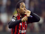 Robinho tự tin gắp bóng giữa rừng cầu thủ Barca